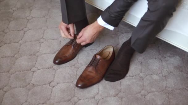 Ein Mann schnürt Schuhe - Filmmaterial, Video
