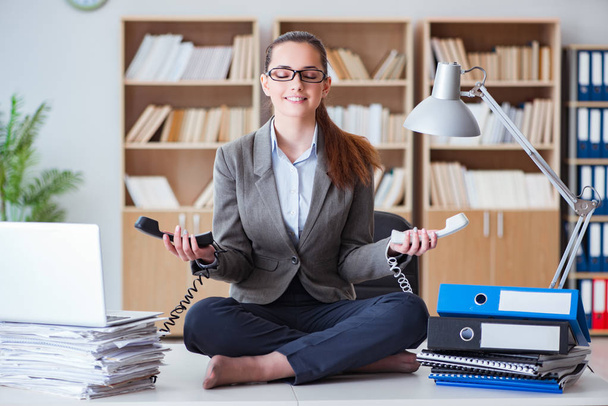 Mujer de negocios meditando en la oficina - Foto, imagen