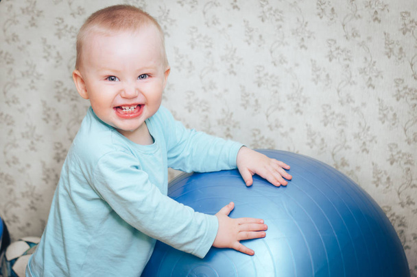 大きなボールに男の子の赤ちゃんが笑っています。 - 写真・画像