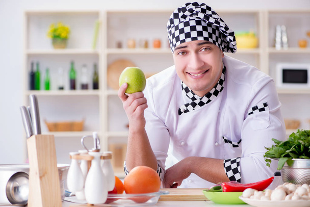 Молодий чоловік готує роботу на кухні
 - Фото, зображення