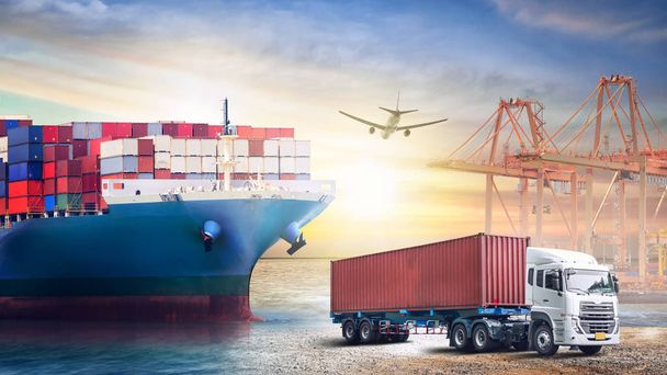 Экспорт логистики Фоновая и транспортная промышленность контейнерных грузовиков и грузовых судов с рабочим крановым мостом в морском порту на закате
 - Фото, изображение