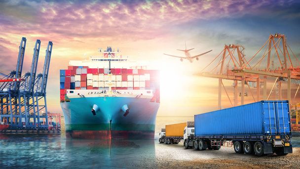 Logística importar antecedentes de exportación e industria del transporte de camiones de contenedores y buques de carga con puente grúa de trabajo en el puerto al atardecer
 - Foto, imagen