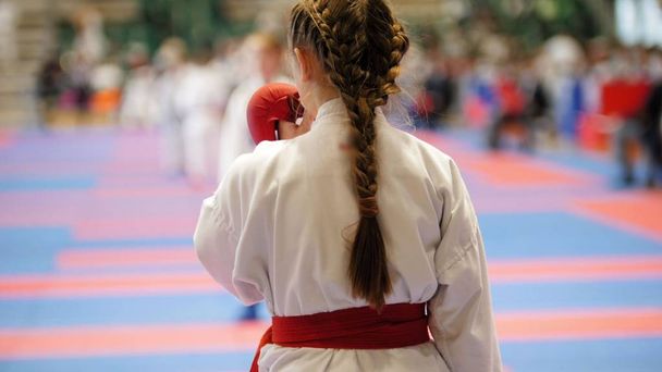 若い karateka 競合企業に温存のための準備 - 写真・画像