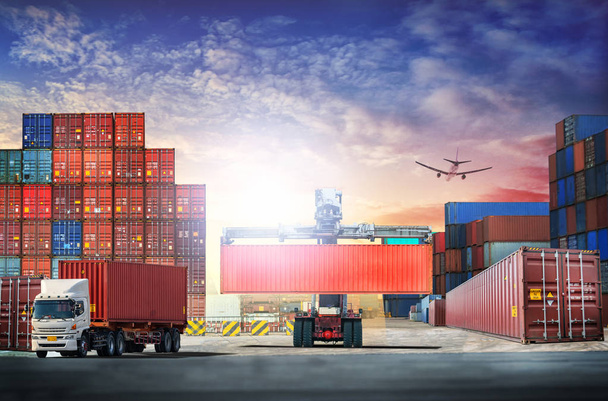 Logística importación exportación antecedentes e industria del transporte de carga de contenedores buque de carga al atardecer cielo
 - Foto, imagen