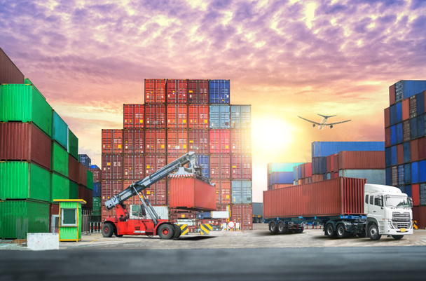 Logística importación exportación antecedentes e industria del transporte de carga de contenedores buque de carga al atardecer cielo
 - Foto, imagen