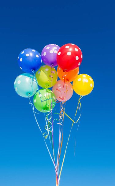 μπαλόνια σε μπλε φόντο - Φωτογραφία, εικόνα