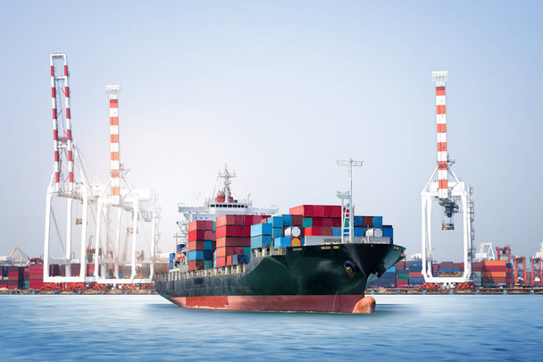 Экспорт логистики на фоне экспорта контейнерного грузового судна в морском порту на голубом небе
 - Фото, изображение