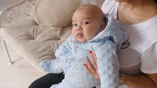 Moeder bedrijf pasgeboren baby in haar armen thuis - Video