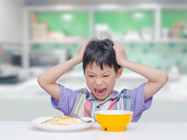 Αγόρι δεν θέλουν να τρώνε τα τρόφιμα για το μεσημεριανό γεύμα - Φωτογραφία, εικόνα