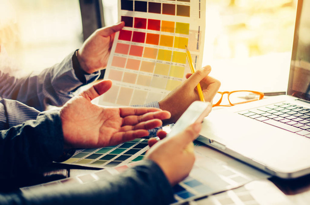 Grafické návrháře architekti, kteří pracují s notebooky a barva comp - Fotografie, Obrázek