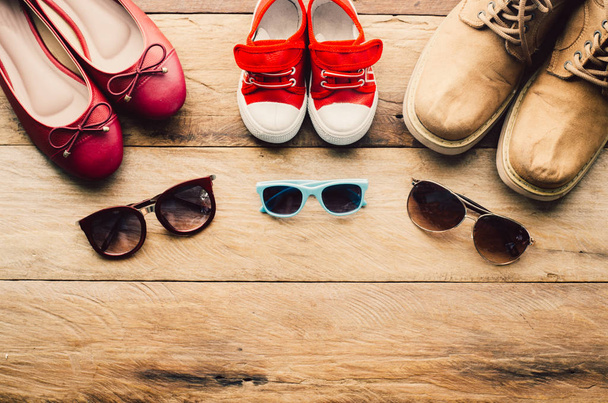 Óculos de sol e sapatos infantis e adultos de acordo com seu l
 - Foto, Imagem