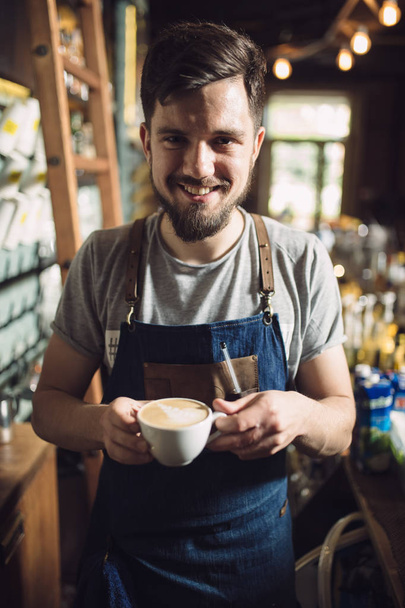 Holding filiżankę cappuccino w bar barman - Zdjęcie, obraz