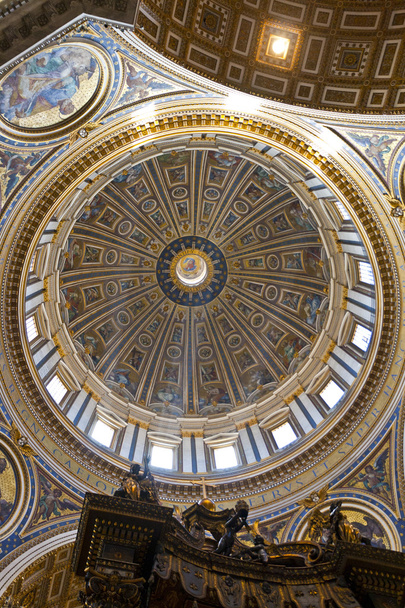 Vista interior da cúpula de São Pedro
 - Foto, Imagem
