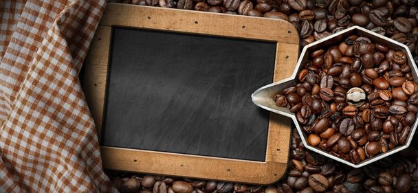 Italialainen kahvinkeitin kahvipavuilla
 - Valokuva, kuva