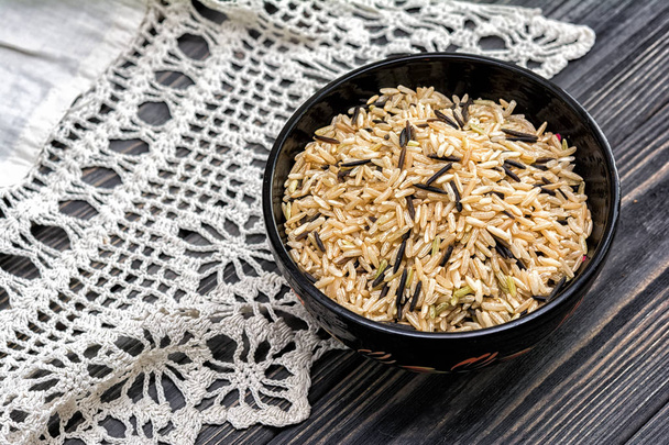Неотполированный рис на деревянном фоне
 - Фото, изображение