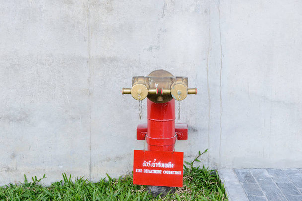Yangın hidrant manifold iki çıkış su vanası. İtfaiye bağlantı - Fotoğraf, Görsel