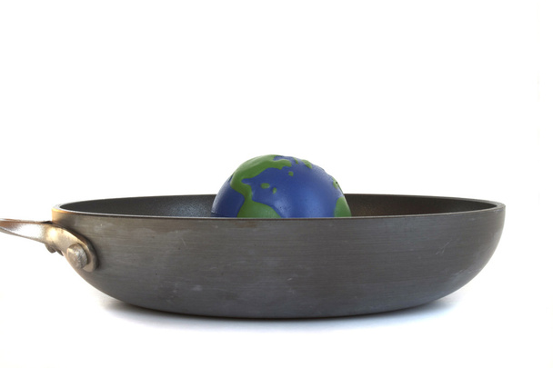 opwarming van de aarde - aarde in een koekenpan - Foto, afbeelding