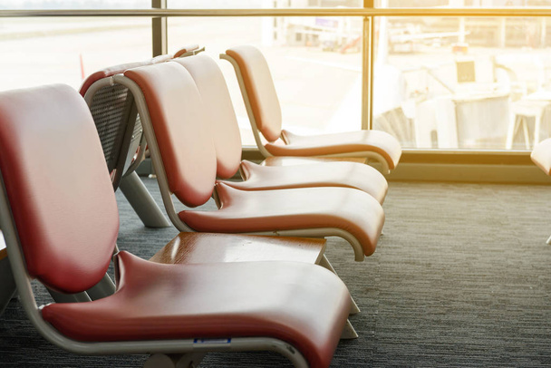 Salon de départ avec chaises vides dans le terminal de l'aéroport, salle d'attente
 - Photo, image