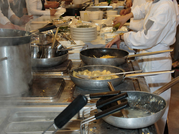 Cucina all'interno della cucina del ristorante, padelle e chef con uniforme
 - Foto, immagini