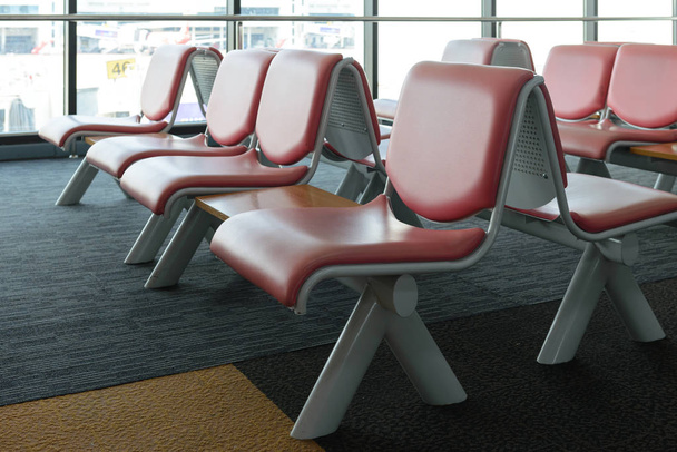 Salón de salida con sillas vacías en la terminal del aeropuerto, sala de espera
 - Foto, Imagen