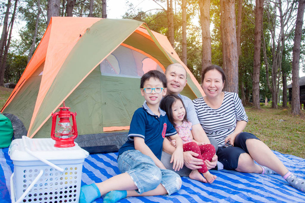familia en el camping
 - Foto, Imagen
