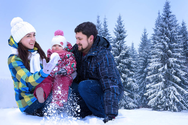 Aantrekkelijke man, vrouw en kind op een achtergrond van een kerst - Foto, afbeelding