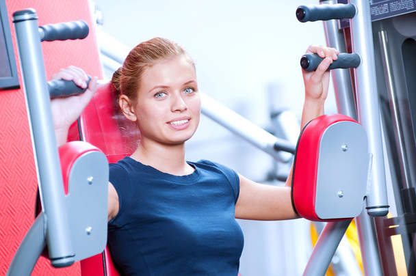 Woman at the gym exercising - Valokuva, kuva