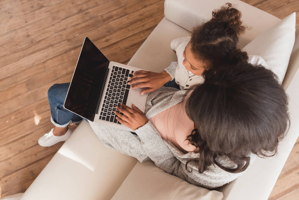 Mother and daughter using laptop  - Foto, Imagem