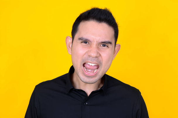 Hombre enojado sobre fondo amarillo
 - Foto, Imagen