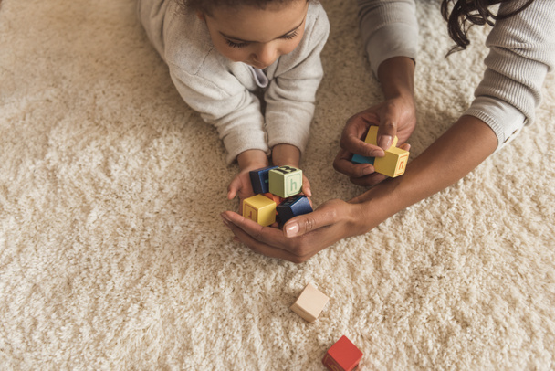 mother and daughter playing with cubes - Fotoğraf, Görsel