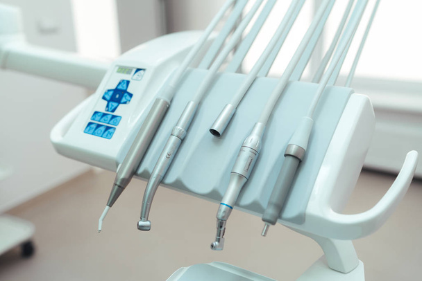Tandheelkundige instrumenten apparatuur geneeskunde gezondheid - Foto, afbeelding