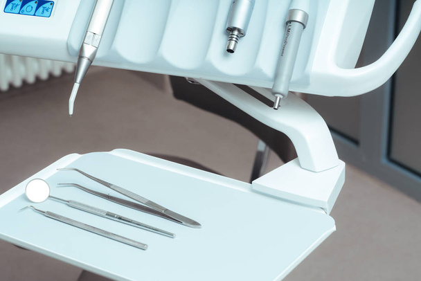 Tandheelkundige instrumenten geneeskunde gezondheidszorg tandheelkundige apparatuur - Foto, afbeelding
