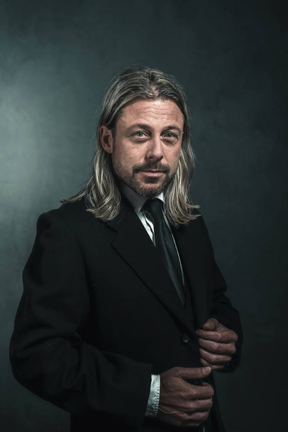 Homem de estilo vitoriano com cabelos longos
 - Foto, Imagem