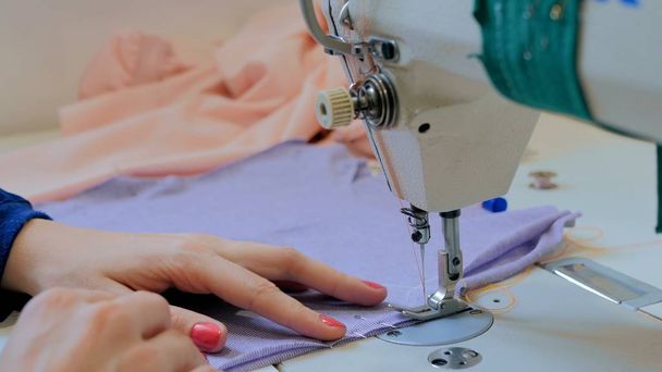 Profesionální krejčí, módní návrhář šití oblečení s šicím strojem - Fotografie, Obrázek