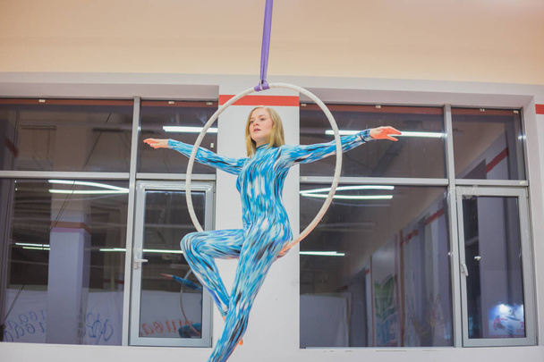 Gimnastyczka z tworzywa sztucznego piękna dziewczyna na pierścieniu akrobacji cyrkowych - Zdjęcie, obraz