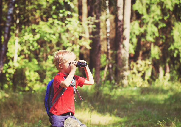 petit garçon voyage dans la nature en regardant à travers des jumelles
 - Photo, image