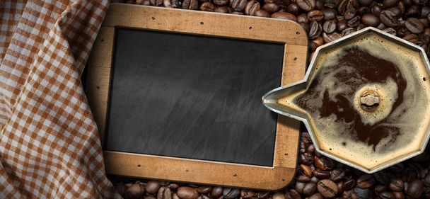 Italiaanse koffiemachine met koffiebonen - Foto, afbeelding