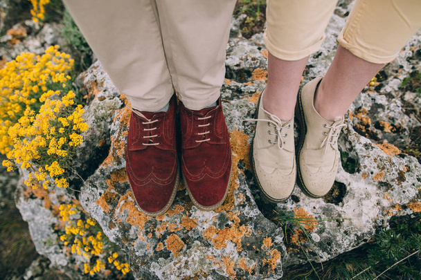 pareja amantes de pie sobre piedra
 - Foto, Imagen