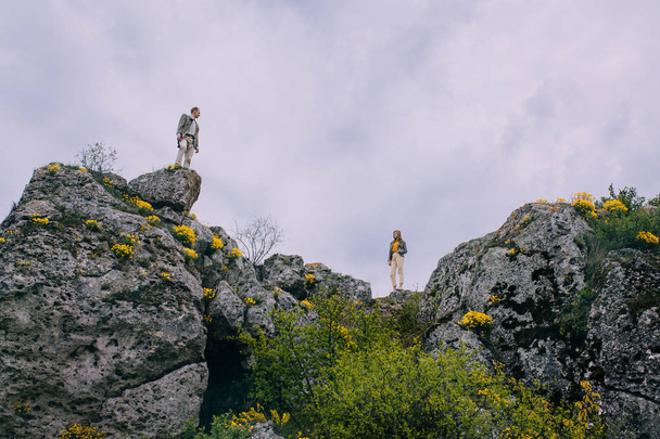 Genç çift dağlarda poz - Fotoğraf, Görsel