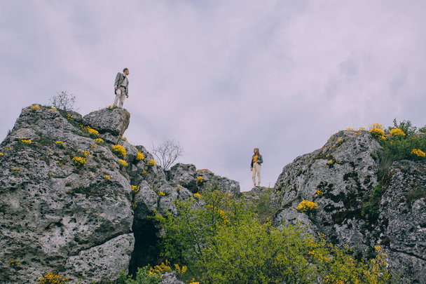 Genç çift dağlarda poz - Fotoğraf, Görsel