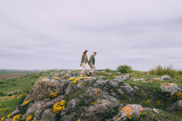 jovem casal posando nas montanhas
 - Foto, Imagem