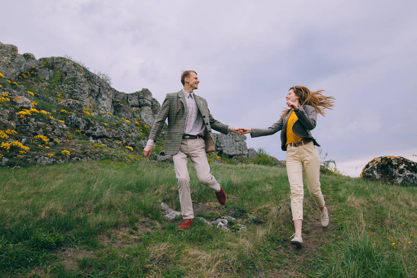 jovem casal correndo nas montanhas
 - Foto, Imagem