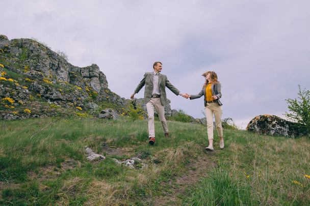 joven pareja posando en las montañas
 - Foto, Imagen