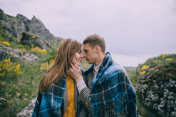 joven pareja posando en las montañas
 - Foto, imagen