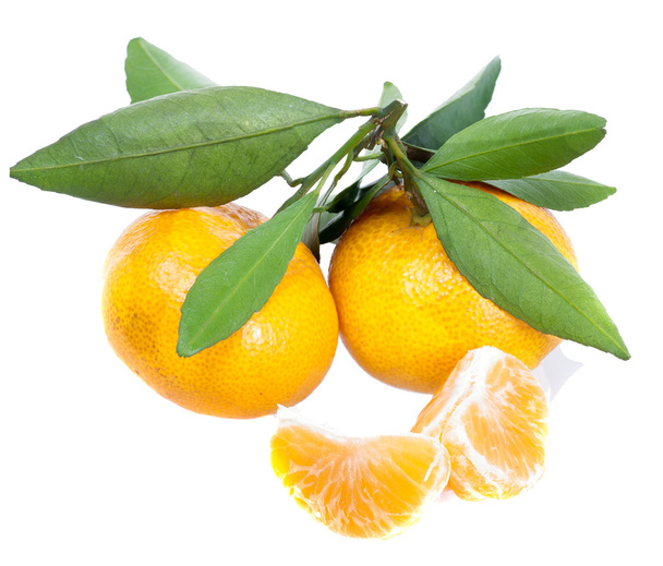 twee mandarijnen met bladeren en twee segmenten - Foto, afbeelding