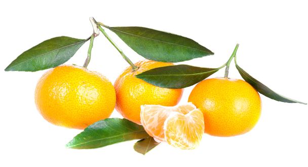 Tres mandarinas aisladas con hojas y segmentos
 - Foto, imagen