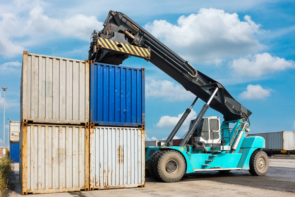 Podnoszenia ciężkich samochodów ciężarowych w stoczni logistyczne kontenera. - Zdjęcie, obraz