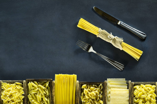 Different kind of Italian pasta in wooden boxes - Foto, afbeelding