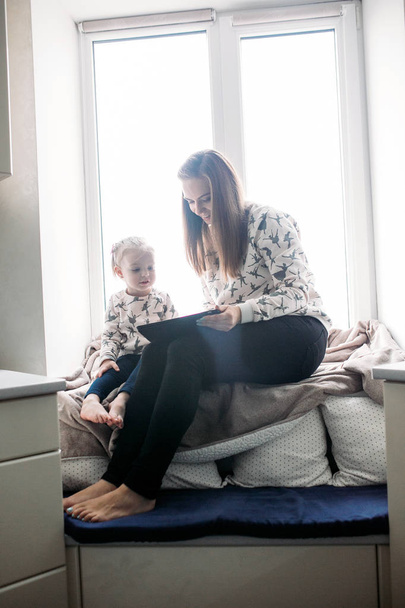 Mother and her daughter girl play in kids room - Valokuva, kuva