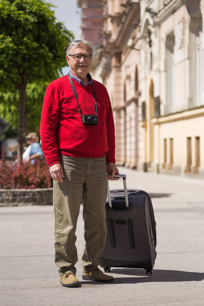 Senior man tourist  at the city - Foto, immagini